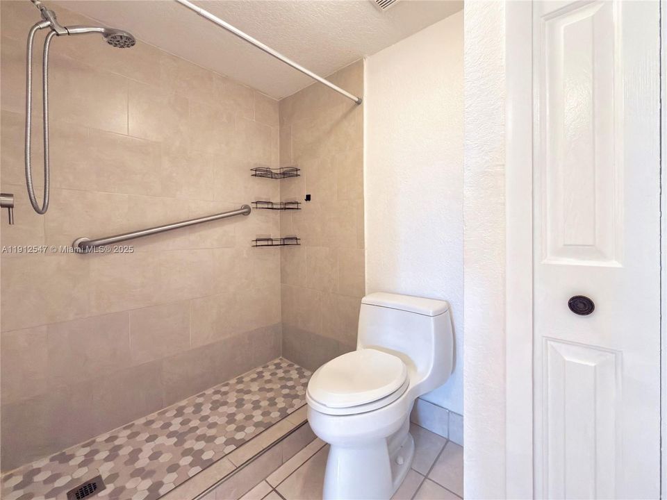 For Rent: $2,300 (2 beds, 2 baths, 986 Square Feet)