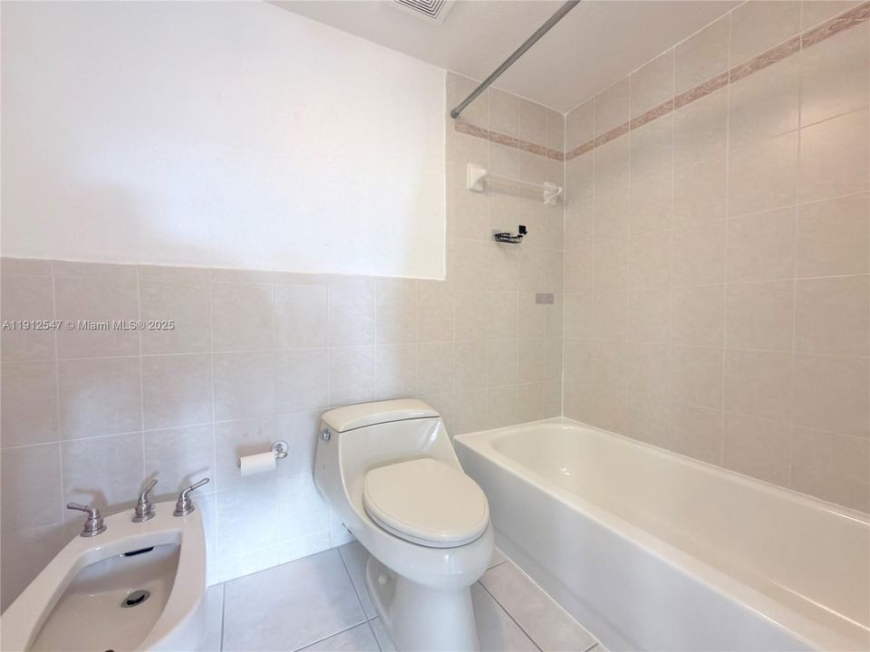 For Rent: $2,300 (2 beds, 2 baths, 986 Square Feet)