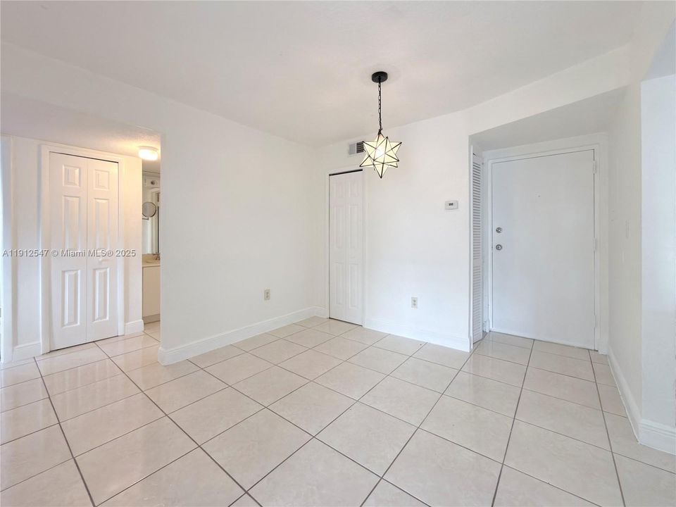 For Rent: $2,300 (2 beds, 2 baths, 986 Square Feet)
