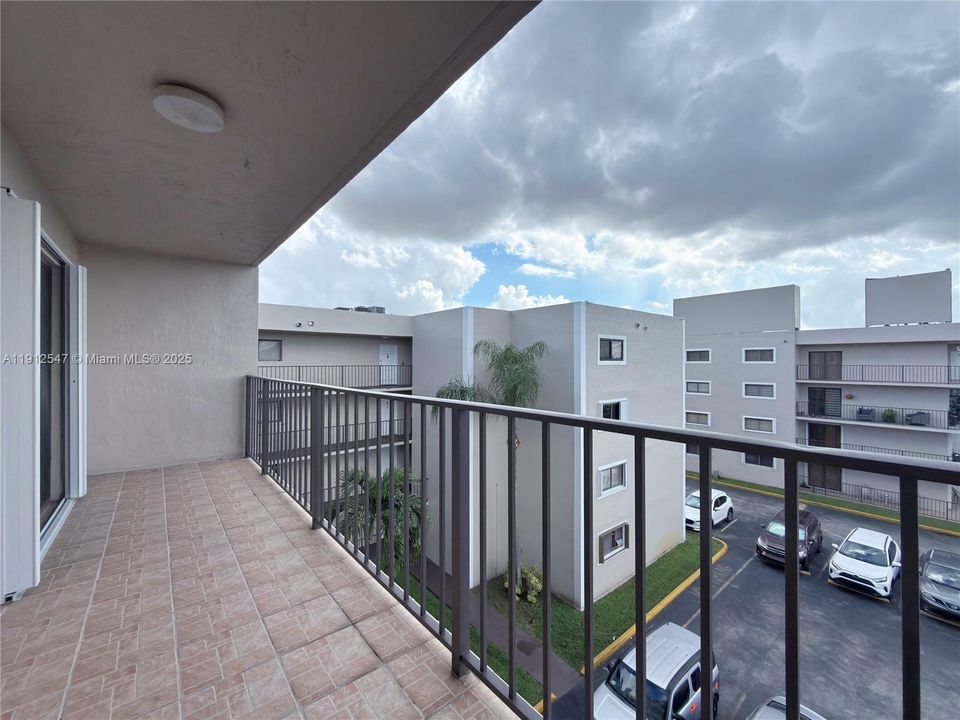 For Rent: $2,300 (2 beds, 2 baths, 986 Square Feet)