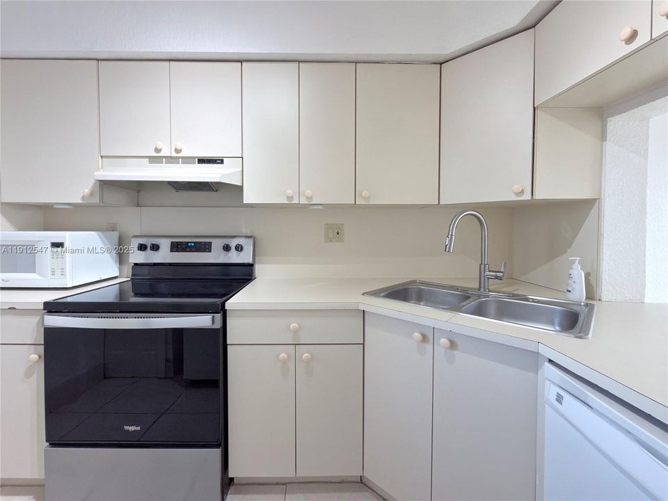 For Rent: $2,300 (2 beds, 2 baths, 986 Square Feet)