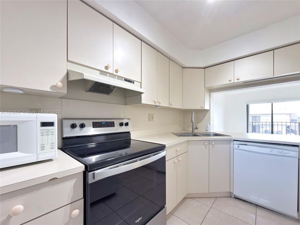 For Rent: $2,300 (2 beds, 2 baths, 986 Square Feet)