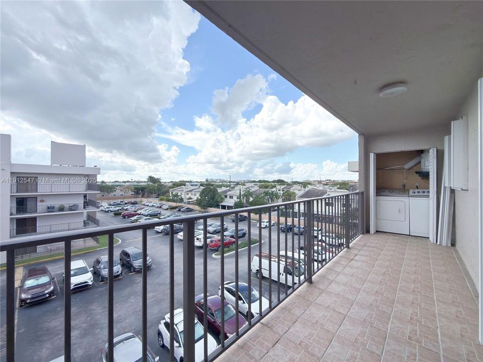 For Rent: $2,300 (2 beds, 2 baths, 986 Square Feet)