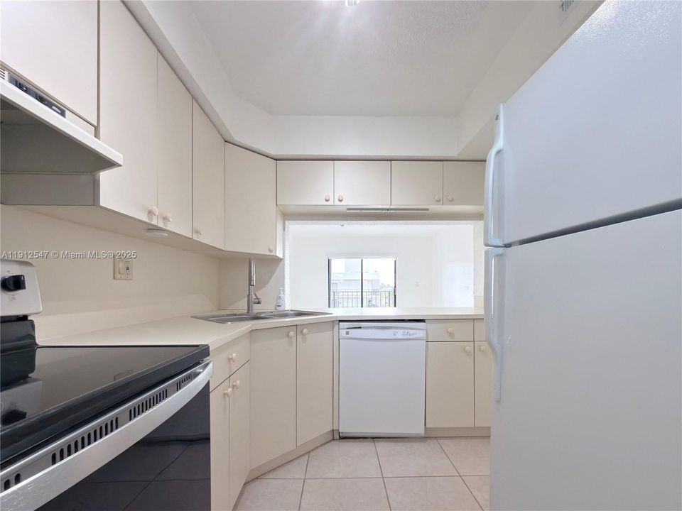 For Rent: $2,300 (2 beds, 2 baths, 986 Square Feet)