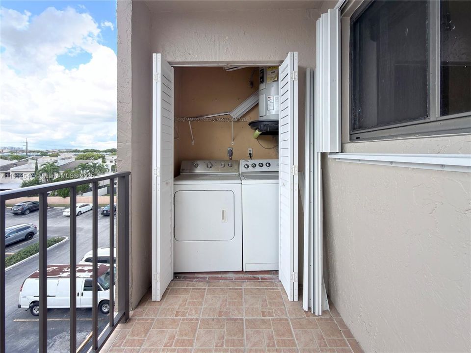 For Rent: $2,300 (2 beds, 2 baths, 986 Square Feet)
