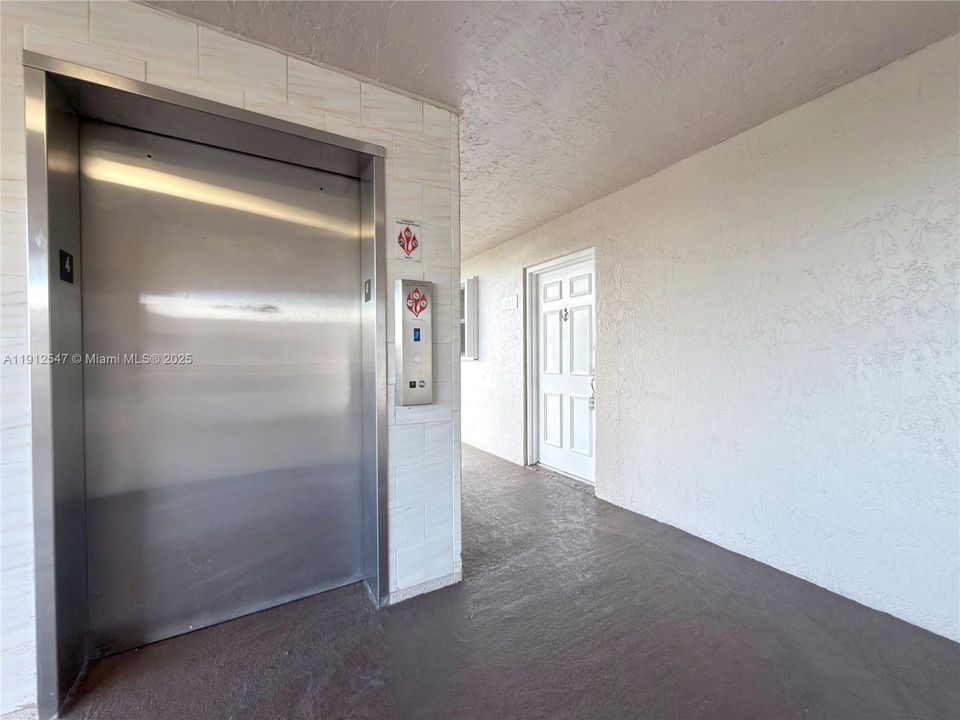 For Rent: $2,300 (2 beds, 2 baths, 986 Square Feet)