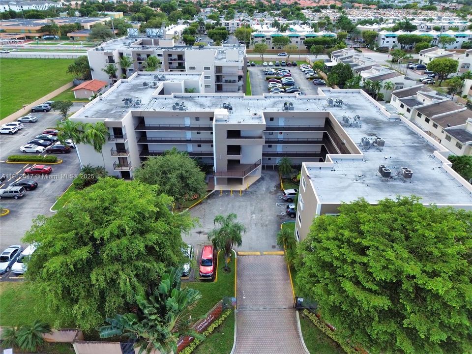 For Rent: $2,300 (2 beds, 2 baths, 986 Square Feet)