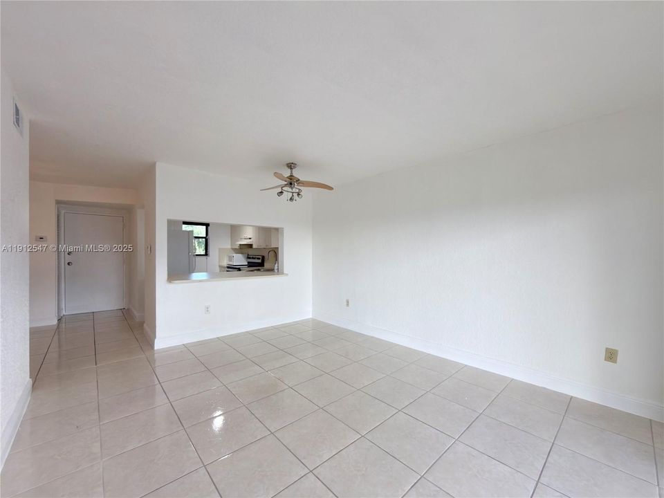 For Rent: $2,300 (2 beds, 2 baths, 986 Square Feet)