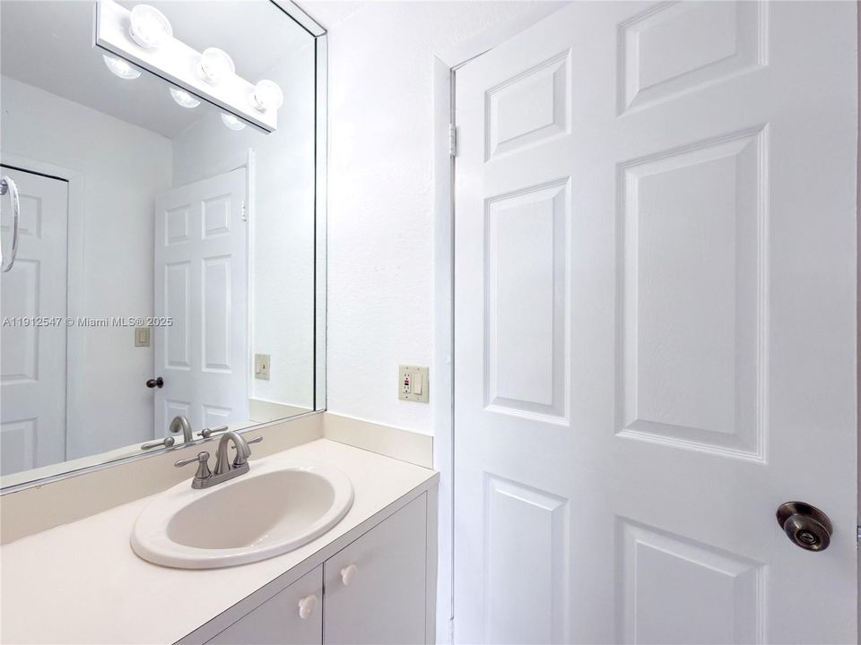 For Rent: $2,300 (2 beds, 2 baths, 986 Square Feet)