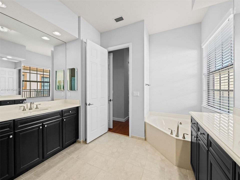 待售: $1,039,000 (4 贝兹, 3 浴室, 2480 平方英尺)