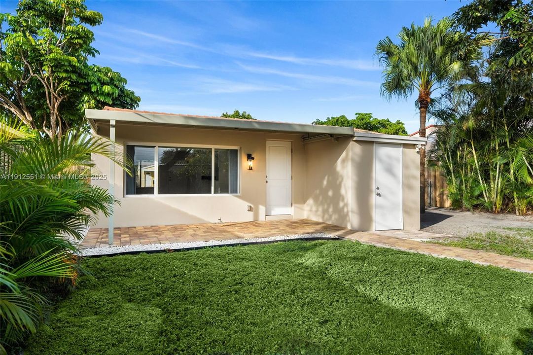 合同活跃: $3,300 (3 贝兹, 2 浴室, 1280 平方英尺)