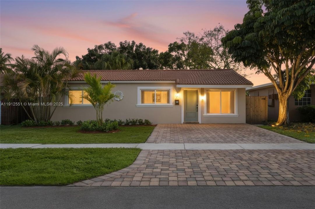 合同活跃: $3,300 (3 贝兹, 2 浴室, 1280 平方英尺)