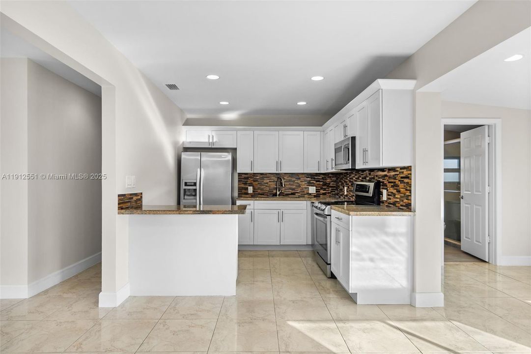 合同活跃: $3,300 (3 贝兹, 2 浴室, 1280 平方英尺)