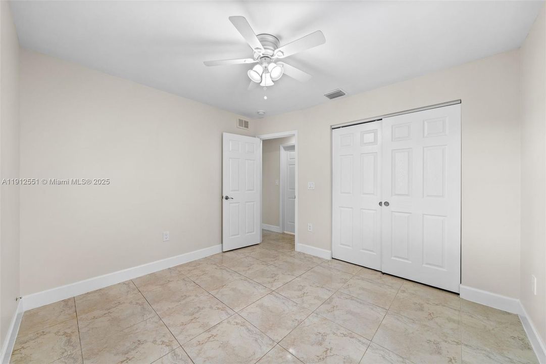 合同活跃: $3,300 (3 贝兹, 2 浴室, 1280 平方英尺)