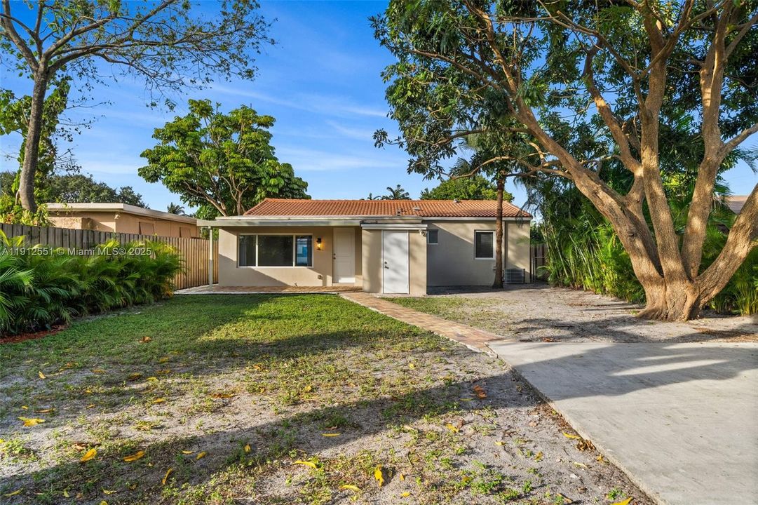 合同活跃: $3,300 (3 贝兹, 2 浴室, 1280 平方英尺)