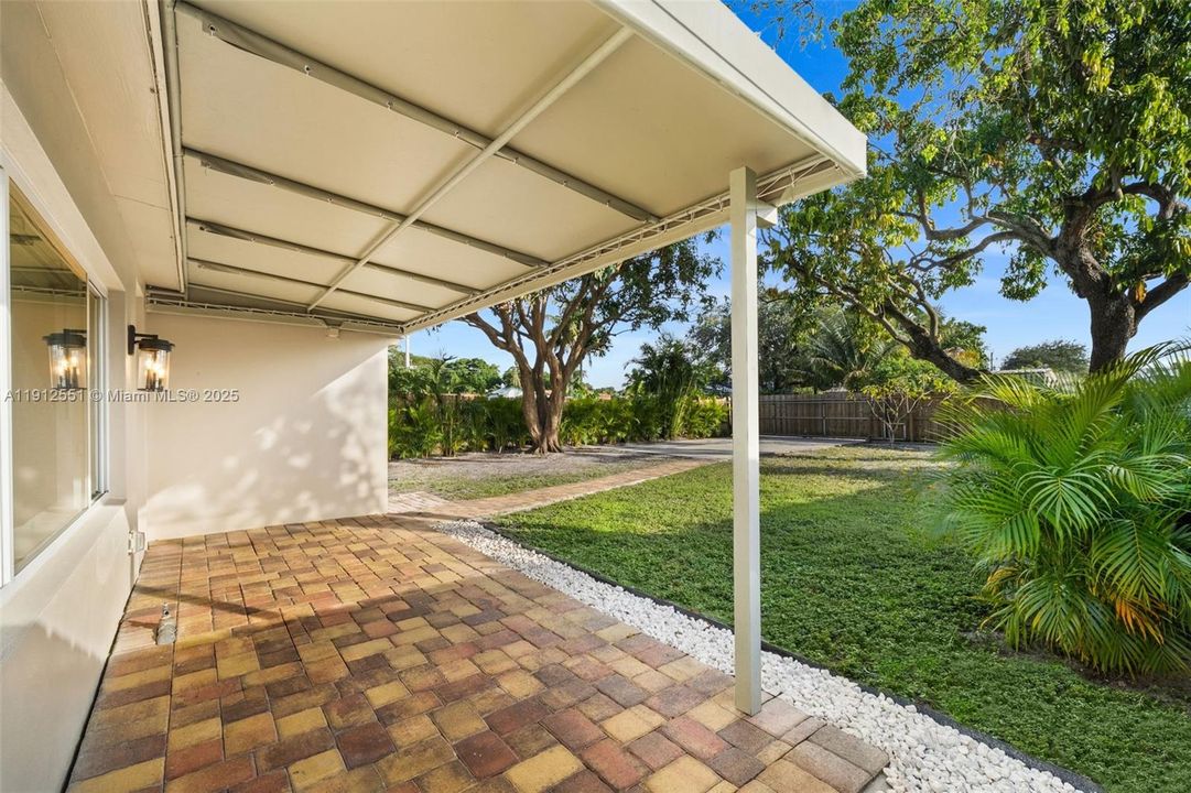 合同活跃: $3,300 (3 贝兹, 2 浴室, 1280 平方英尺)