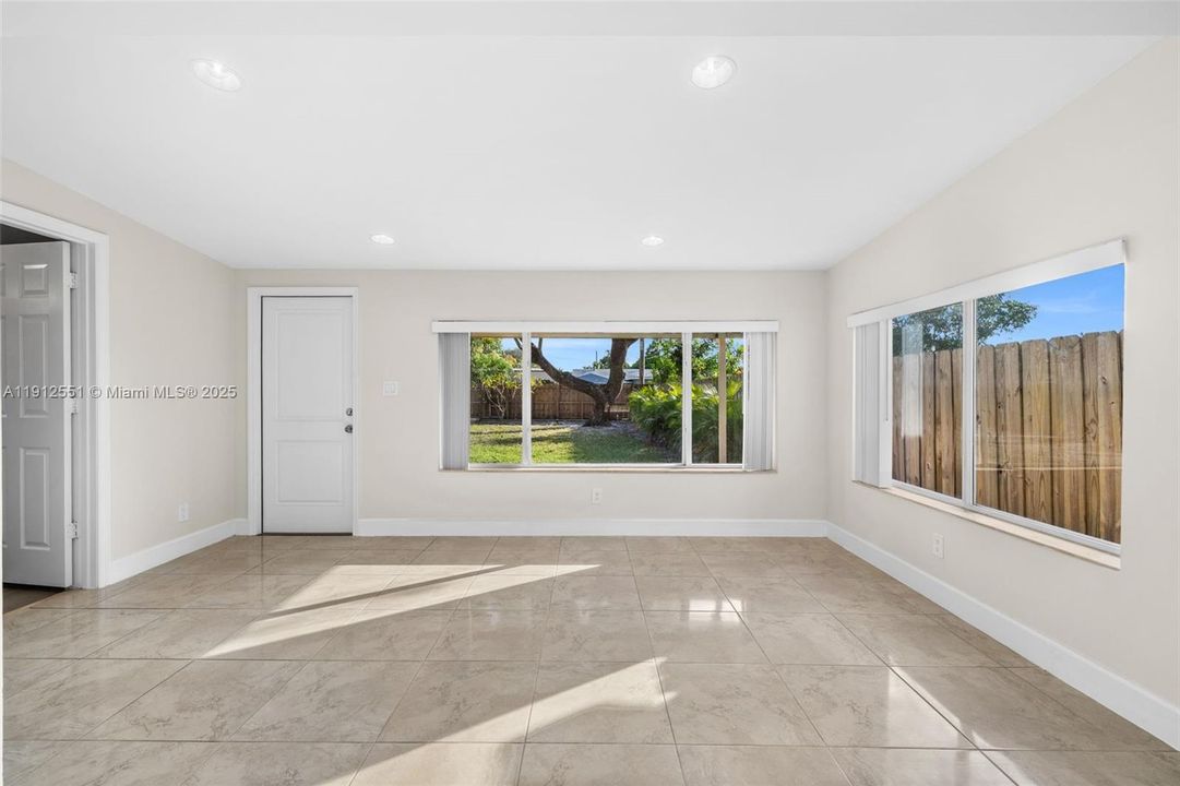 合同活跃: $3,300 (3 贝兹, 2 浴室, 1280 平方英尺)