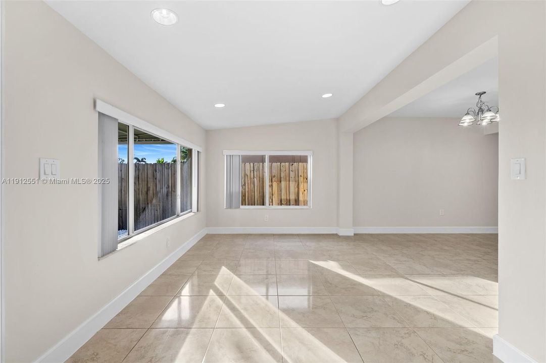 合同活跃: $3,300 (3 贝兹, 2 浴室, 1280 平方英尺)