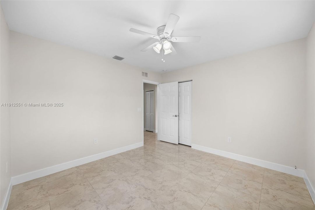 合同活跃: $3,300 (3 贝兹, 2 浴室, 1280 平方英尺)