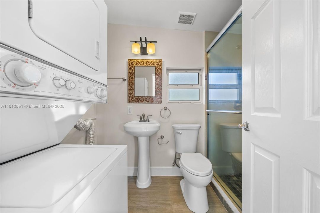 合同活跃: $3,300 (3 贝兹, 2 浴室, 1280 平方英尺)