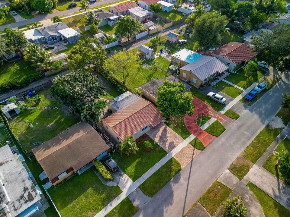 合同活跃: $3,300 (3 贝兹, 2 浴室, 1280 平方英尺)