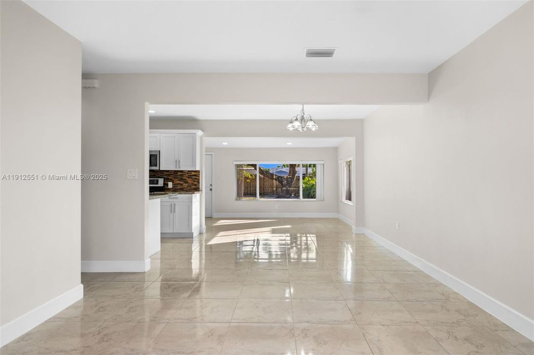 合同活跃: $3,300 (3 贝兹, 2 浴室, 1280 平方英尺)