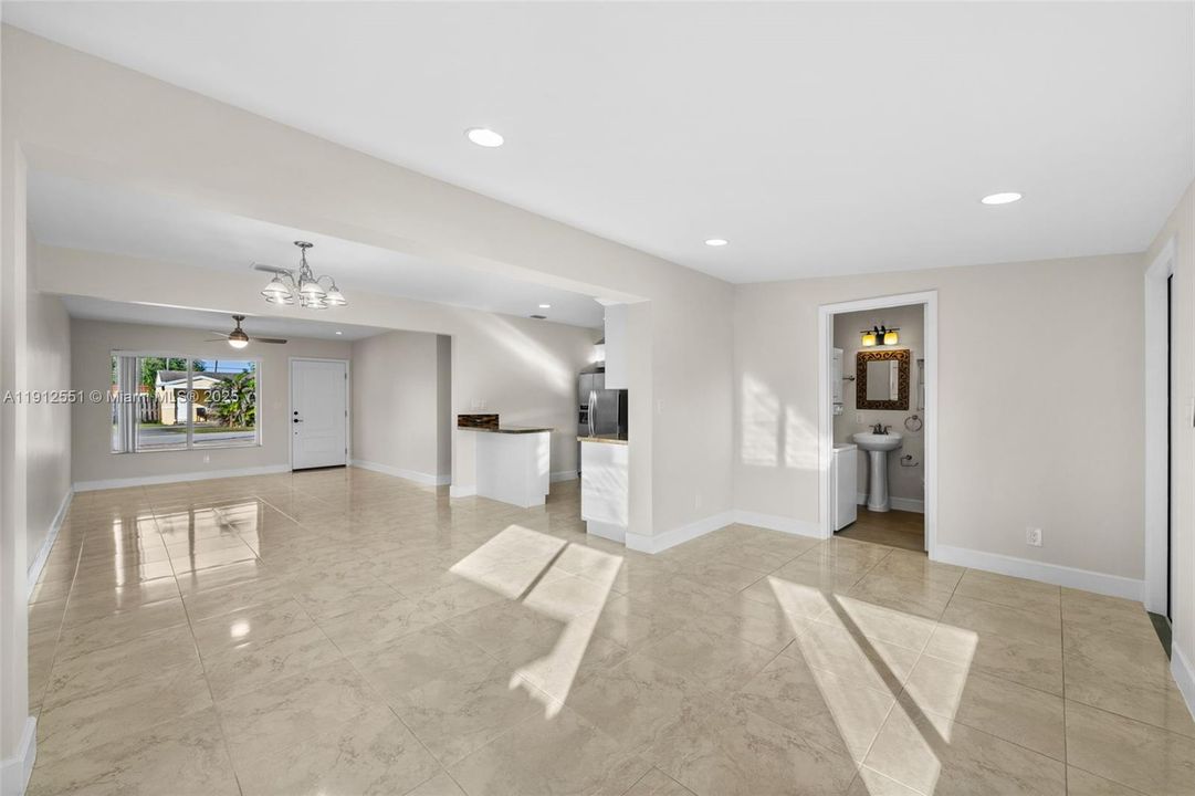 合同活跃: $3,300 (3 贝兹, 2 浴室, 1280 平方英尺)