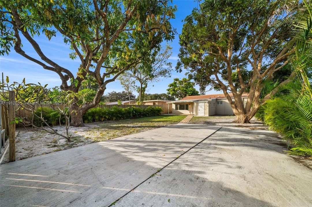 合同活跃: $3,300 (3 贝兹, 2 浴室, 1280 平方英尺)