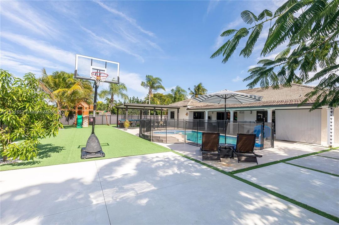 For Sale: $875,000 (4 beds, 2 baths, 1888 Square Feet)