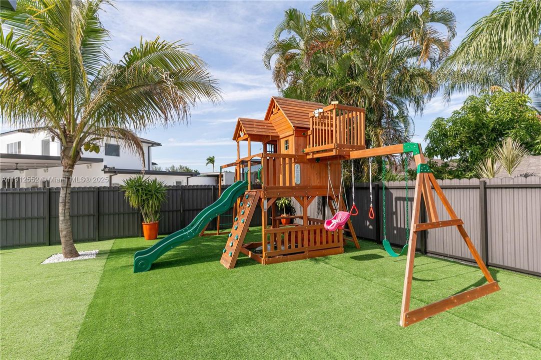 For Sale: $875,000 (4 beds, 2 baths, 1888 Square Feet)