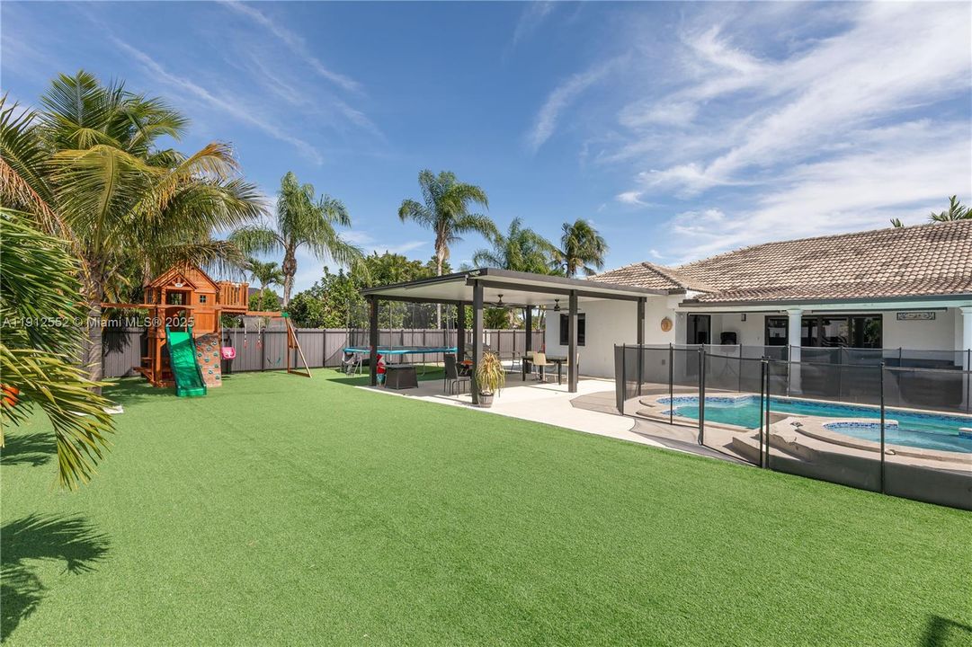 For Sale: $875,000 (4 beds, 2 baths, 1888 Square Feet)