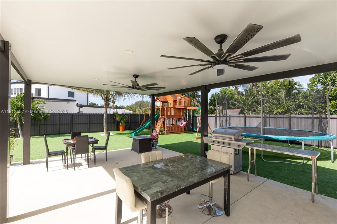 For Sale: $875,000 (4 beds, 2 baths, 1888 Square Feet)