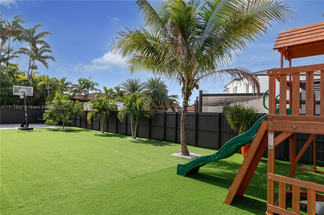 For Sale: $875,000 (4 beds, 2 baths, 1888 Square Feet)