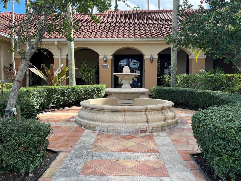 Active With Contract: $1,850 (1 beds, 1 baths, 700 Square Feet)