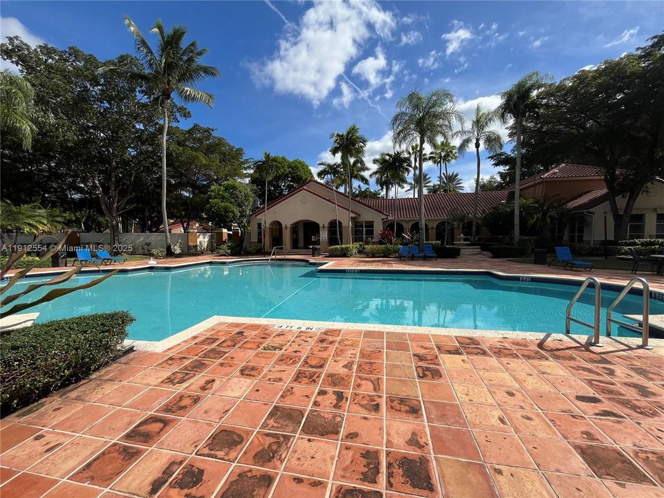 Active With Contract: $1,850 (1 beds, 1 baths, 700 Square Feet)