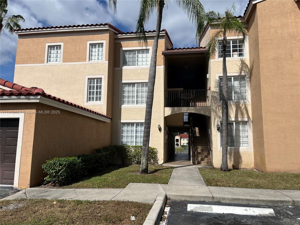 Active With Contract: $1,850 (1 beds, 1 baths, 700 Square Feet)