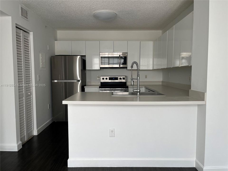 Active With Contract: $1,850 (1 beds, 1 baths, 700 Square Feet)