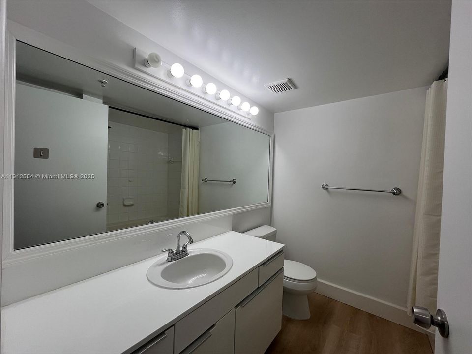 Active With Contract: $1,850 (1 beds, 1 baths, 700 Square Feet)