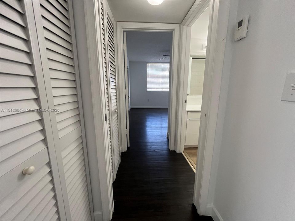 Active With Contract: $1,850 (1 beds, 1 baths, 700 Square Feet)