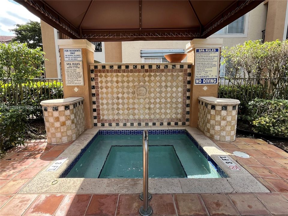 Active With Contract: $1,850 (1 beds, 1 baths, 700 Square Feet)