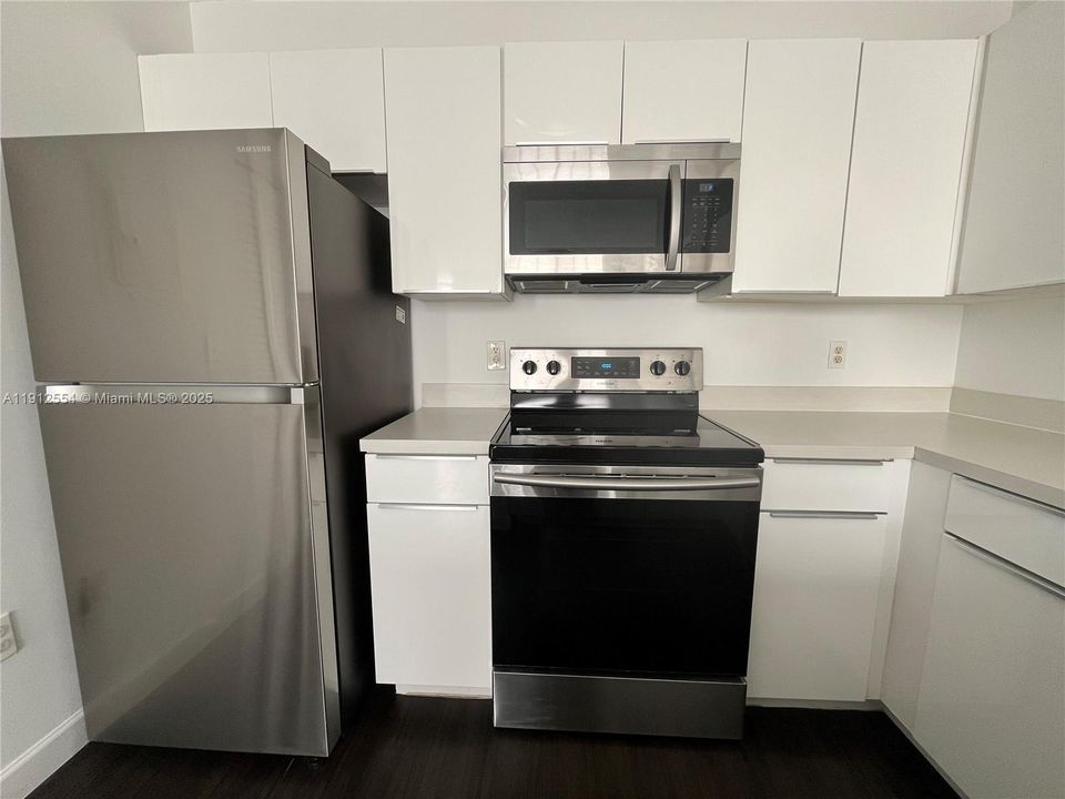 Active With Contract: $1,850 (1 beds, 1 baths, 700 Square Feet)