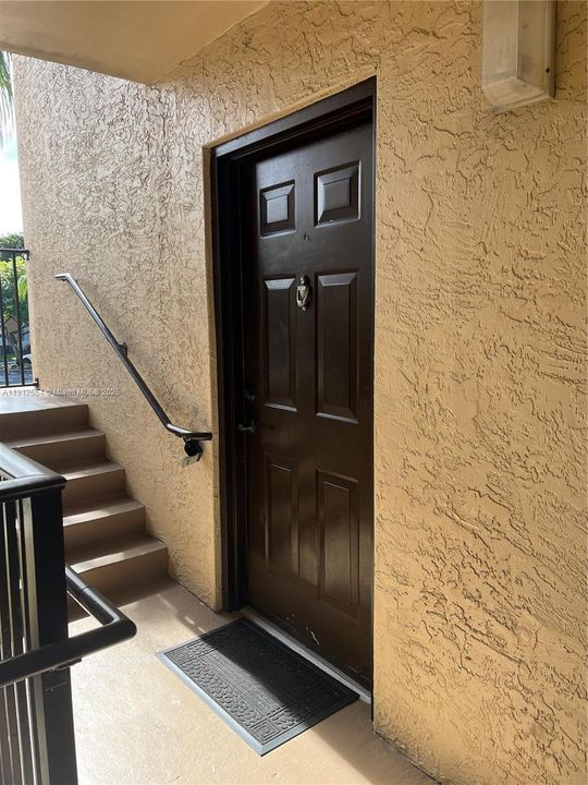 Active With Contract: $1,850 (1 beds, 1 baths, 700 Square Feet)