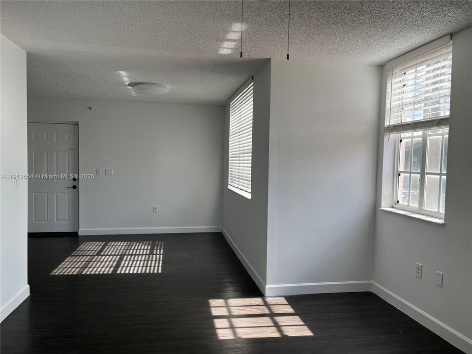 Active With Contract: $1,850 (1 beds, 1 baths, 700 Square Feet)