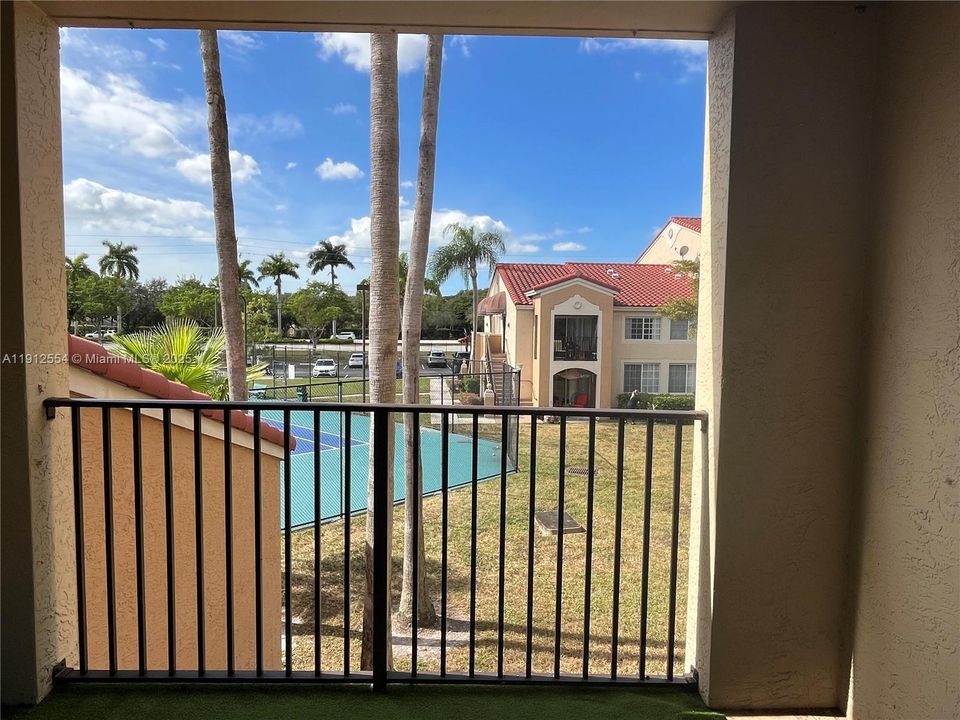 Active With Contract: $1,850 (1 beds, 1 baths, 700 Square Feet)