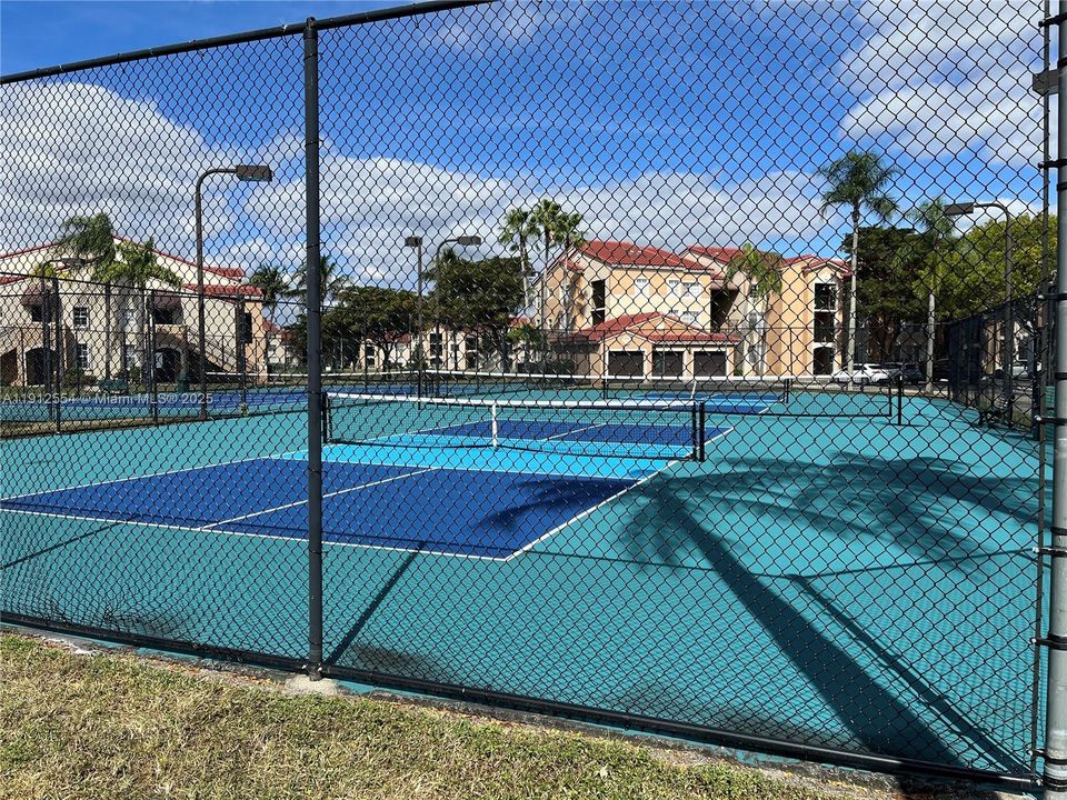 Active With Contract: $1,850 (1 beds, 1 baths, 700 Square Feet)