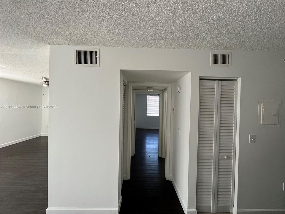 Active With Contract: $1,850 (1 beds, 1 baths, 700 Square Feet)