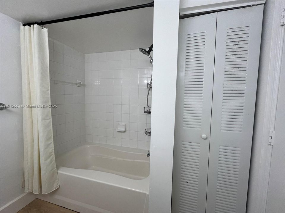 Active With Contract: $1,850 (1 beds, 1 baths, 700 Square Feet)