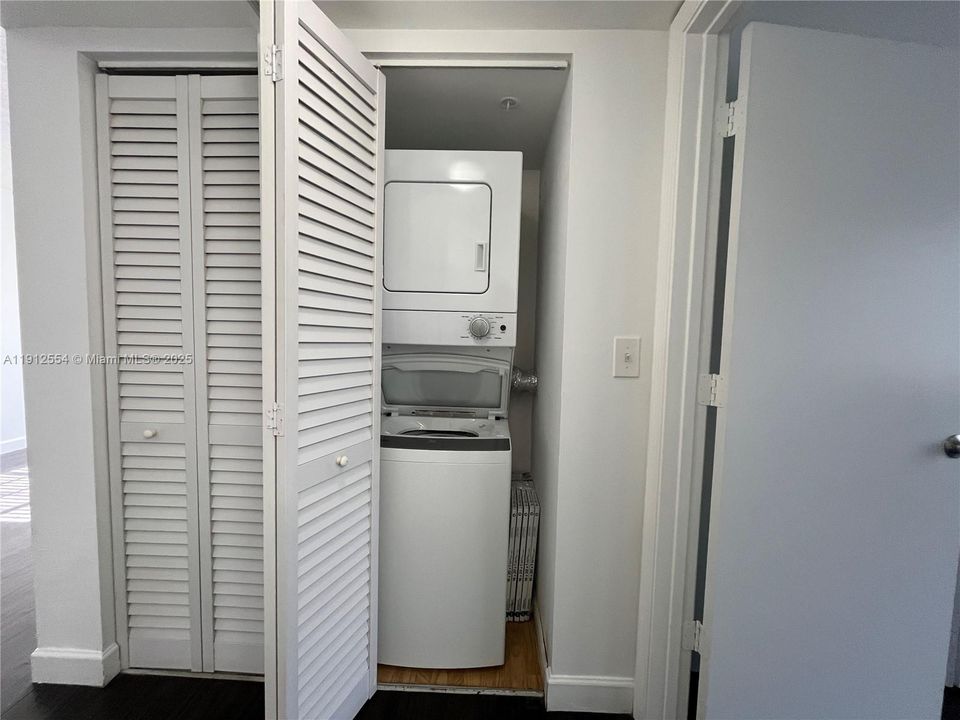 Active With Contract: $1,850 (1 beds, 1 baths, 700 Square Feet)