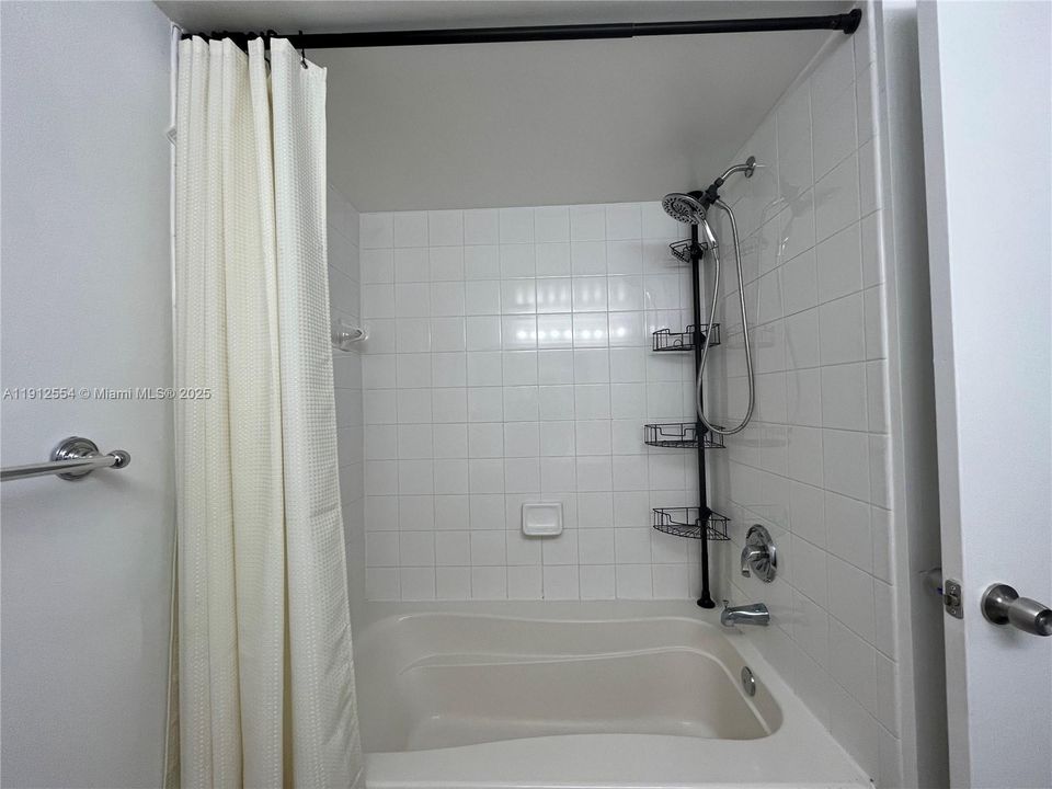 Active With Contract: $1,850 (1 beds, 1 baths, 700 Square Feet)