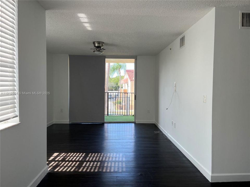 Active With Contract: $1,850 (1 beds, 1 baths, 700 Square Feet)